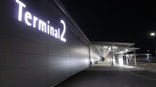 第二ターミナルへの連絡バスが発着。