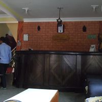 階段を上っている男性がこのホテルのオーナーです