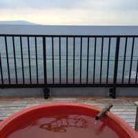 朝日が昇る大島を望みながらの露天風呂