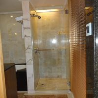 バスルーム入って正面がシャワーブース左にバスタブ