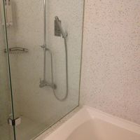 シャワーブース別のバスルームは広くて清潔。