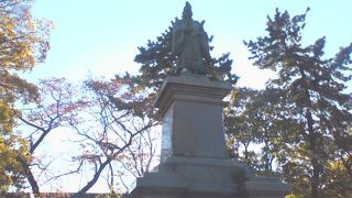 掃部山公園内にある像