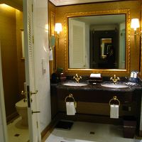 洗面所はダブルシンク、トイレ別で使い勝手よし。