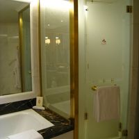 バスタブも足を伸ばせるサイズ、シャワーブースは別。