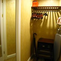 クローゼットにはアイロンや傘、紙袋や靴磨きまでセット。