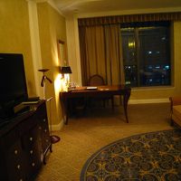 テレビも大きめ、とにかくスペースに余裕がある。