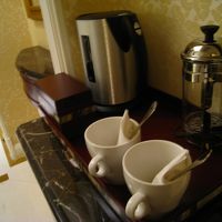 無料のプレスコーヒー（ピンぼけですが…）。ターンダウンではチ