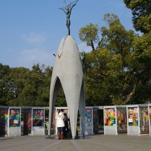 像の周りに千羽鶴がたくさん掛けられています。