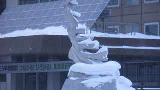 雪が積もって寒そうな希望の像