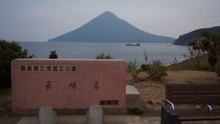 開聞岳を望む風光明媚な海岸線。（長崎鼻）