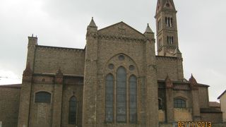 内部の彫刻や絵画も楽しめます。