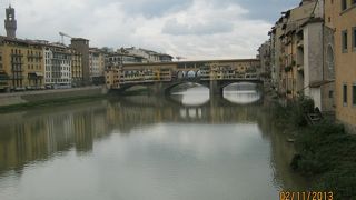 フィレンツェの町を流れています。