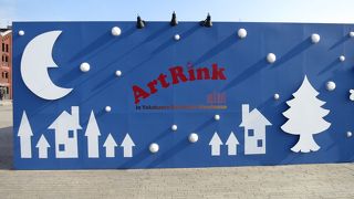 期間限定のアートとコラボしたスケートリンク