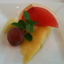 別のお皿でカットフルーツ