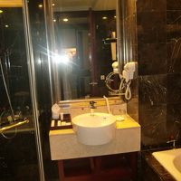 バスタブの他にシャワー室あり