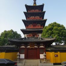 まず目につく塔になっている本堂
