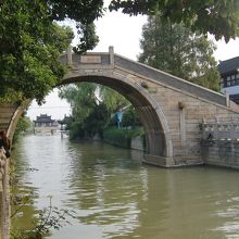 寒山寺の境内の手前にある川にかかる古代橋もまたいい感じです