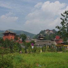 大白塔、羅コウ（目＋候）寺、顕通寺、菩薩頂が見渡せる中心区