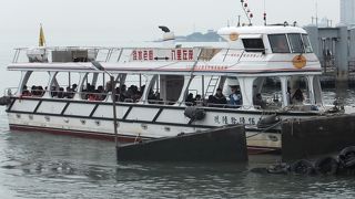 淡水河を横切る文字通り渡し舟。