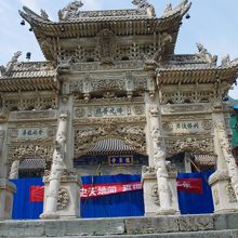 一見の価値あり龍泉寺の石彫牌坊と