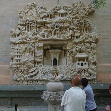 境内に上がる階段の前にある壁の彫刻