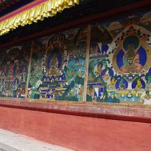 鎮海寺大雄宝殿の壁に描かれた色鮮やかな曼荼羅