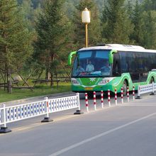 五台山を走る環境バス。入山時に50元払ってフリー切符を購入。