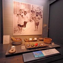 糸満の女性の魚売り