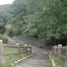 この階段を降りると塩川