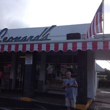 入り口付近。出来立てを食べる人がたくさんいました。