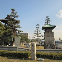 静かな川沿いです。