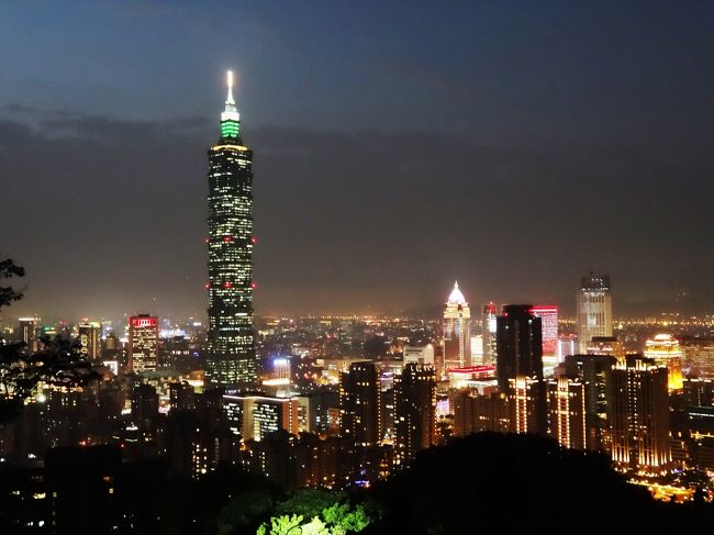 象山展望地から見た台北101と周辺の夜景