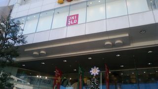 ９０店舗が揃うショッピングビル