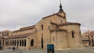 「ロマネスク教会の教科書」と呼ばれる教会