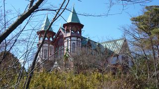 小高い丘の上に建つ聖ヨハネ教会堂