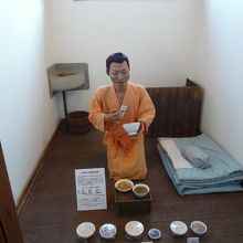 食事をするロウ人形。妙にリアリティがあります。