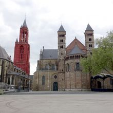 赤い鐘楼が聖ヤン教会