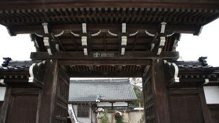 ここの山門もかなり立派です