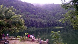 フェワ湖の南北の景観は大いに違う