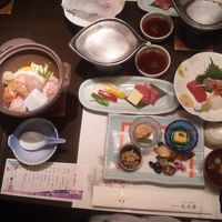 着席時に並べられていた料理。前菜や刺身、鍋物、焼物など。