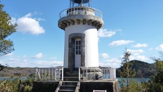 入鹿池に面して建つ白亜の灯台