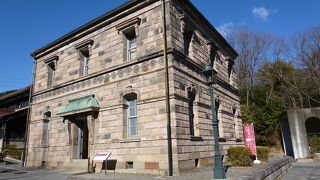 明治村二丁目の入り口に建つ石造りの建物