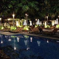 ライトアップされたプール