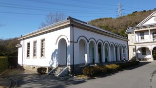 正門からすぐそば