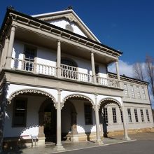 アーチとベランダでアクセント、白漆喰のエントランス