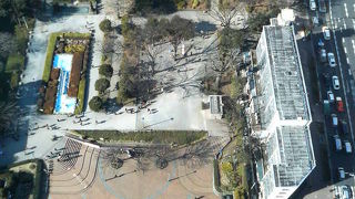 後楽園駅そばで喫煙所もある公園