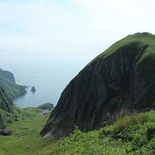 桃岩展望台から見た桃岩と猫岩