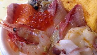 旬の新鮮な海の幸で作るオリジナル丼！　美味さ最高！！