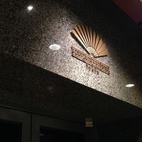 この玄関を抜ければ魅惑の世界