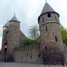 地獄門は城壁の門の１つです